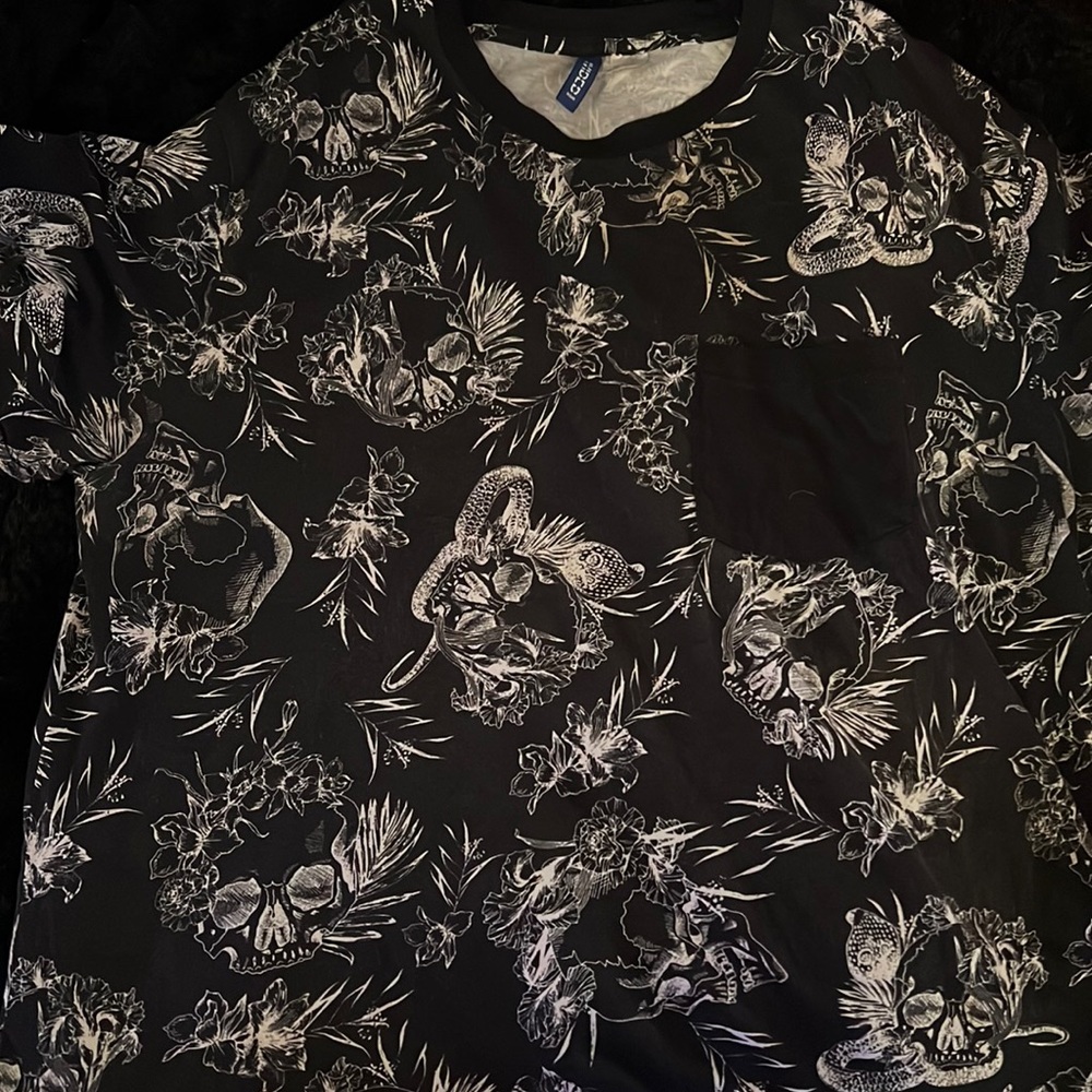 •Divided Black Pocket Tee